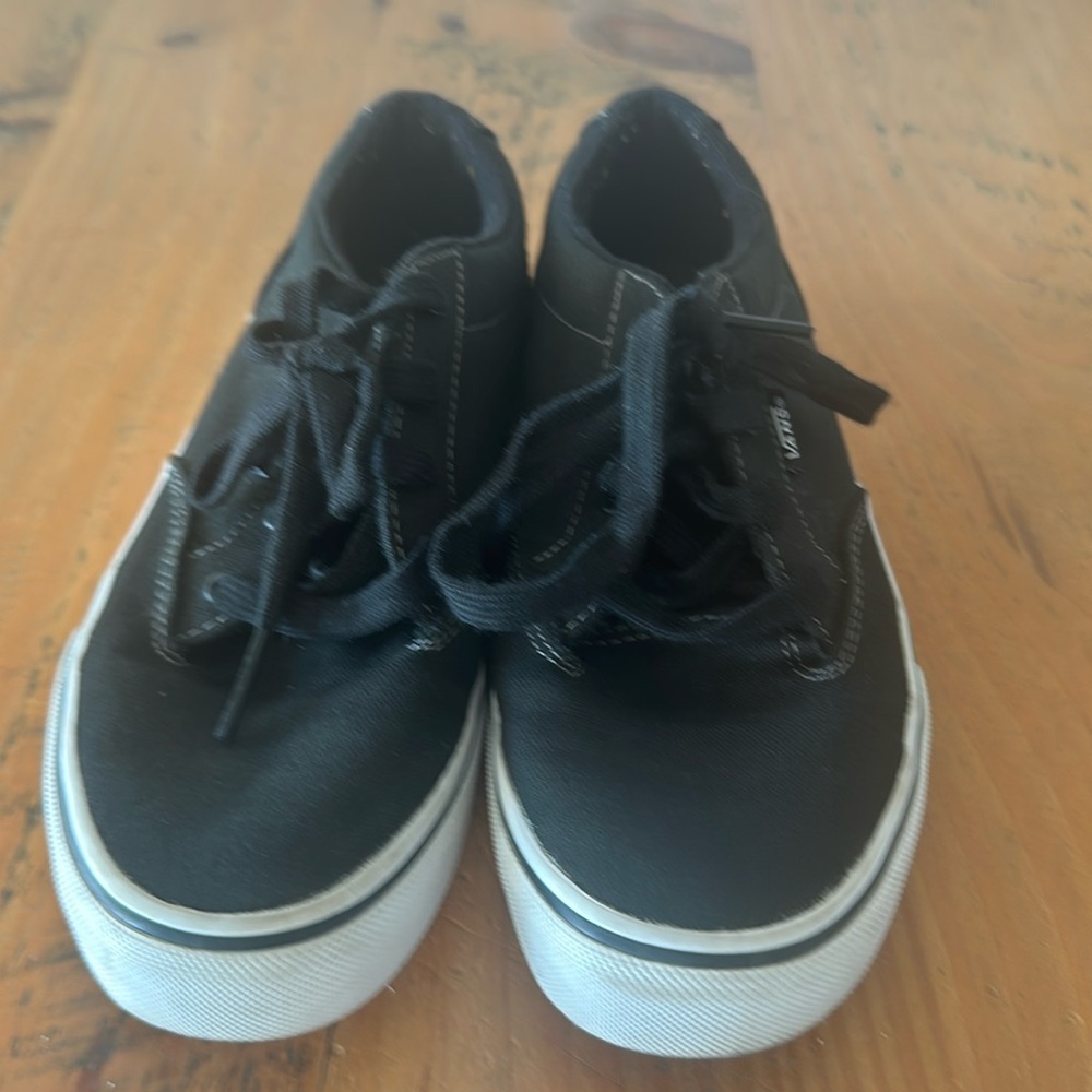 Vans off the Wall Black Youth 5.5 in excellent condition